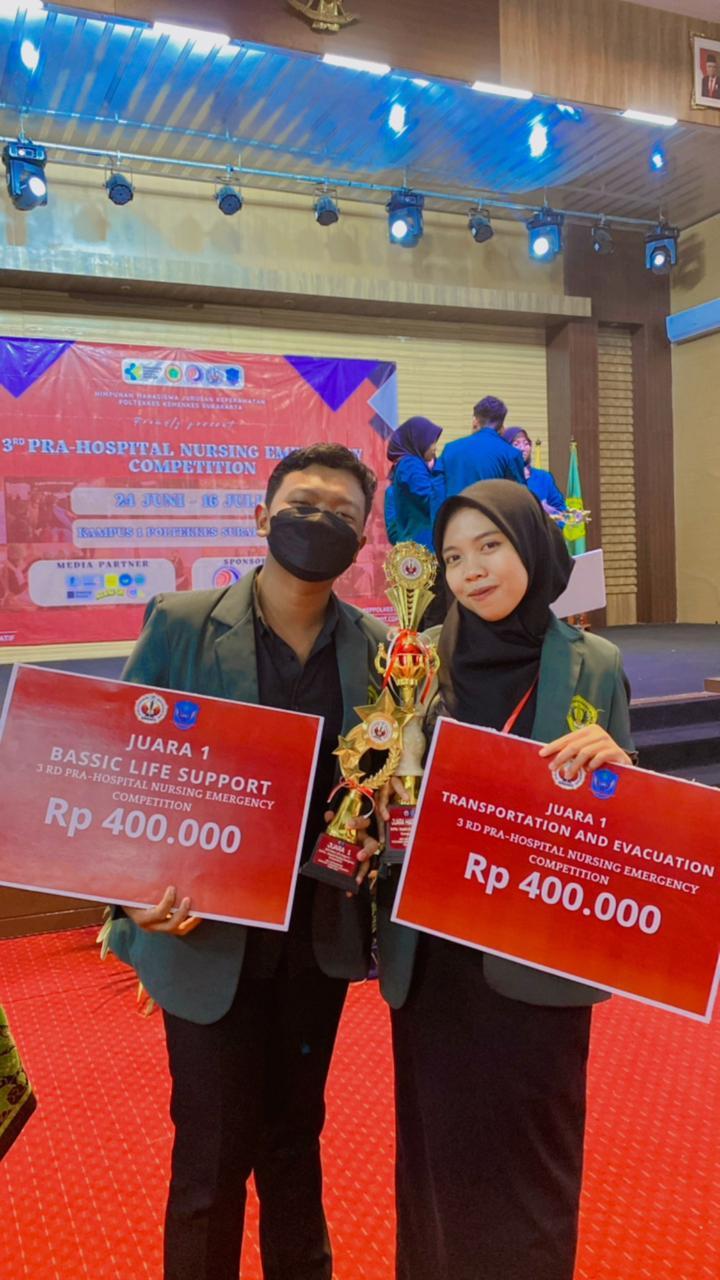Tim BLS dan TES (Alfito riadi dan Naharani Ikromah) raih juara 1 dalam kegiatan prehospital emergenc